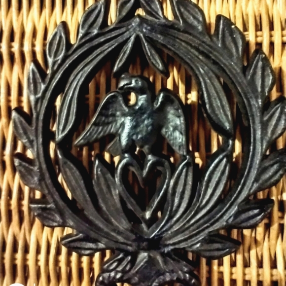 Vintage Wilton Cast Iron Eagle & Laurel Heart Wreath Trivet - Picture 5 of 9